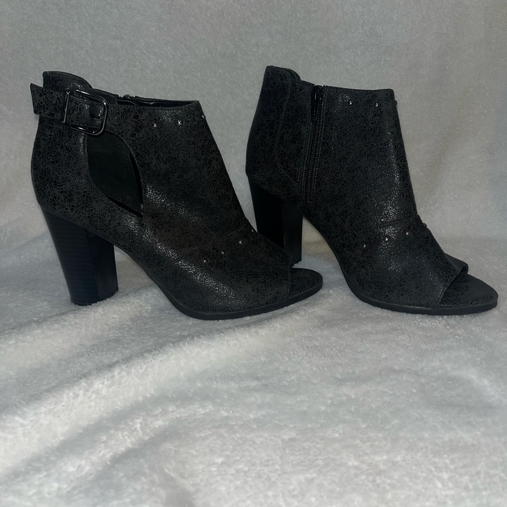 Simply Vera Vera Wang slight open-toed block heels.